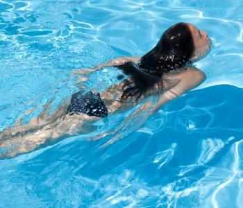 游泳有利于白领缓解颈椎疼痛