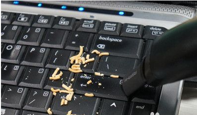 如何清理笔记本键盘上的灰尘