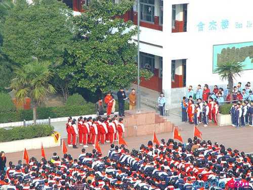 开学典礼国旗下学生代表演讲稿