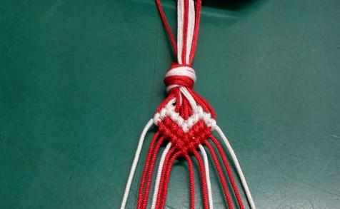 爱心红绳手链编织视频教程,手链编织步骤图解