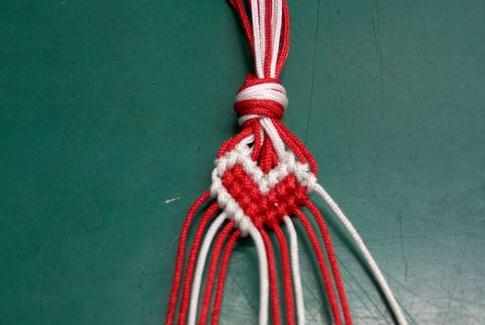 爱心红绳手链编织视频教程,手链编织步骤图解