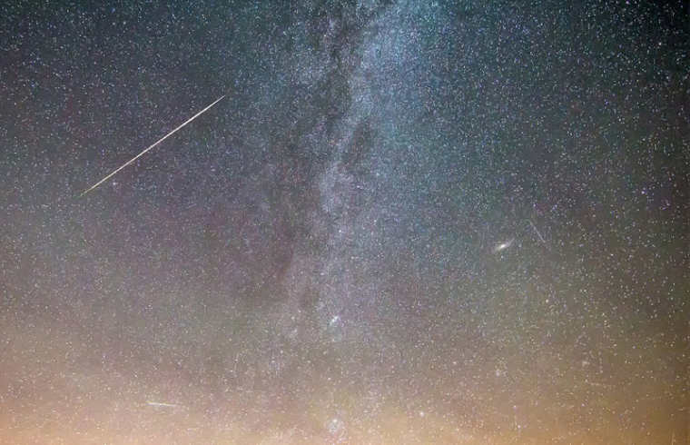 英仙座流星雨实拍，英仙座流星雨唯美图片