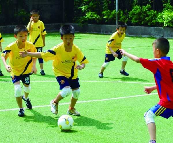 怎样教小学生踢足球 如何教会小学生踢足球